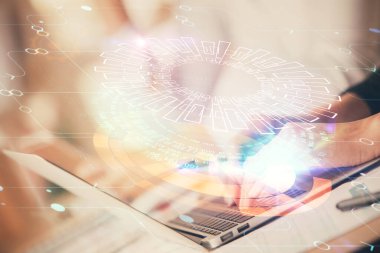 Bilgisayar ve veri temalı hologram çizimlerinde çalışan kadın elleri çift pozlama. Teknoloji kavramı.