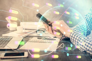 Dijital bir cihaz ve harita kullanarak insanın elini tutarken birden fazla pozlama. Uluslararası iş kavramı.