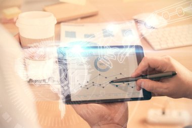 Bir adamın elini tutarken ve dijital bir cihaz ve beyin hologramı çizerken çift pozlama. Veri kavramı.