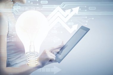 Ampul hologramına çift pozlama ve mobil cihaz kullanan bir kadın. Fikir kavramı.