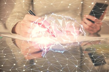 Beyin çizimine çift pozlama ve cep telefonu kullanan kadın hologramı..