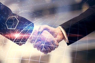 Dünya haritası hologramı ve iki adamın el sıkışması iki kez görüntülendi. Uluslararası ortaklık kavramı.