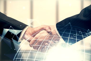 Dünya haritası hologramı ve iki adamın el sıkışması iki kez görüntülendi. Uluslararası ortaklık kavramı.