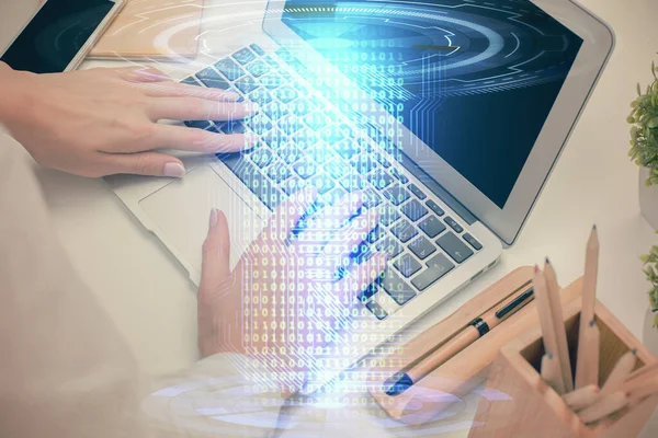 Bilgisayar Veri Temalı Hologram Çizimlerinde Çalışan Kadın Elleri Çift Pozlama — Stok fotoğraf