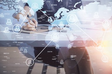 Kadın elinin bilgisayar ve sosyal ağ temalı hologram çizimlerinde çifte pozlama. Halk medyası kavramı.