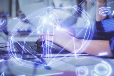 Bilgisayarda yazı yazan kadın elleri ve genel temalı hologram çizimleri. Eğitim kavramı.