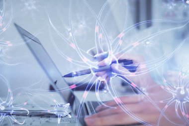 Kadın elinin bilgisayarda ve nöron çizimlerinde çifte pozlama. Eğitim kavramı.