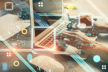 Bilgisayar ve veri temalı hologram çizimlerinde çalışan kadın elleri çift pozlama. Teknoloji kavramı.