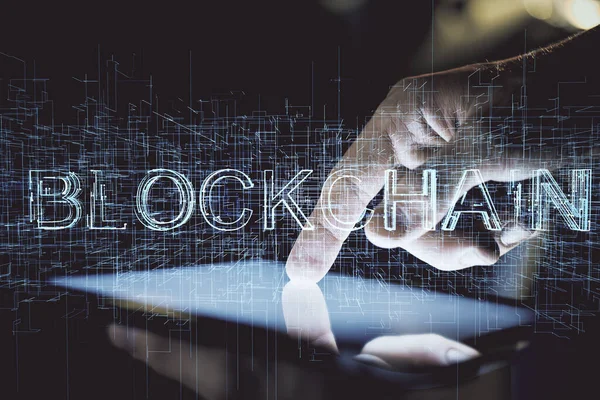 Bir adamın elini tutarken ve telefon ve kripto para birimi engelleme teması kullanırken çift pozlama.