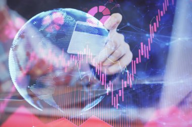 Elinde kredi kartı ve internet temalı bir çizim olan bir adamın ellerine iki kez maruz kalmış. Dijital fintech ve E-ticaret kavramı.