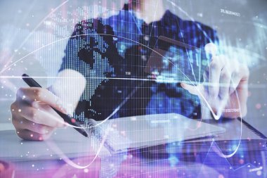 Elinde kredi kartı ve internet temalı bir çizim olan bir adamın ellerine iki kez maruz kalmış. Dijital fintech ve E-ticaret kavramı.