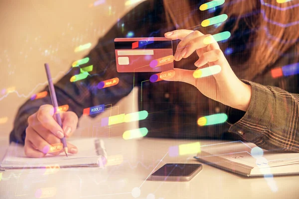 Podwójna Ekspozycja Kobiety Zakupy Online Kartą Kredytową Hologramem Motywem Danych — Zdjęcie stockowe