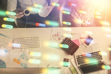 Kadın ve erkeğin birlikte çalışması ve veri temalı hologram çizimi. Bilgisayar arkaplanı. Üst Görünüm.