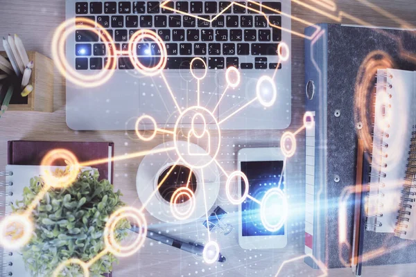 Sosyal ağ temalı çizimlerin telefon üzerinden çifte pozlandırılması. Üst Manzara. Kavram bağlayan insanlar.