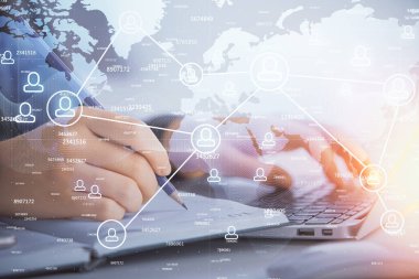 Kadın elinin bilgisayar ve sosyal ağ temalı hologram çizimlerinde çifte pozlama. Halk medyası kavramı.