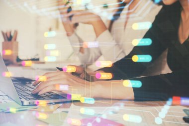 Bilgisayar ve veri temalı hologram çizimleri üzerinde çalışan kadın ellerine çok fazla maruz kalma. Teknoloji kavramı.