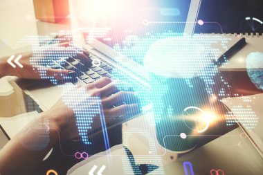 Bilgisayar ve dünya haritası çizimleri üzerinde çalışan kadın elleri çift pozlama. Uluslararası teknoloji sektörü konsepti.