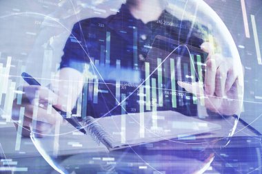 Elinde kredi kartı ve internet temalı bir çizim olan bir adamın ellerine iki kez maruz kalmış. Dijital fintech ve E-ticaret kavramı.