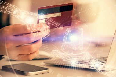 Kredi kartı ve veri temalı hologram çizimi tutan bir kadının online alışverişine iki kez maruz kalışı. E-ticaret kavramı.