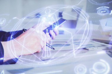 Bir adamın elini tutarken ve telefon ve eğitim teması kullanırken çift pozlama.