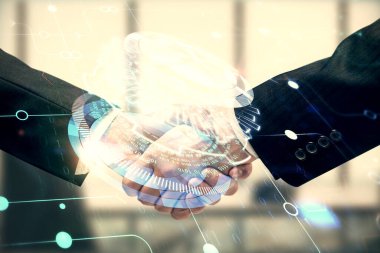 İki kişinin veri temalı hologramı ve el sıkışması. Bilişim endüstrisi konseptinde ortaklık.