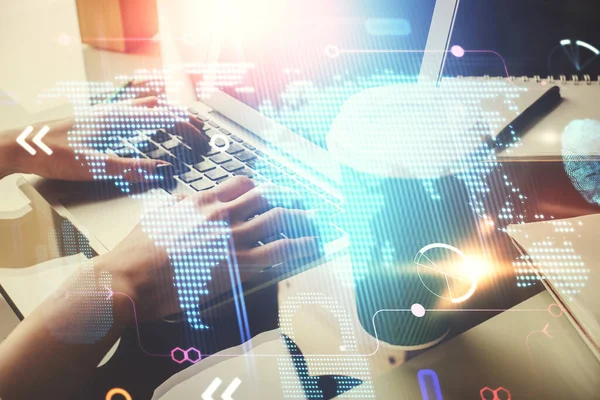 Bilgisayar ve dünya haritası çizimleri üzerinde çalışan kadın elleri çift pozlama. Uluslararası teknoloji sektörü konsepti.