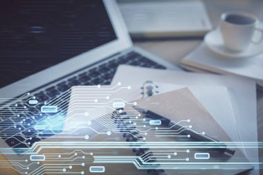 Teknoloji temalı çizimlere ve masaüstüne kahve ve masa arkasında eşyalar ile çifte pozlama. Veri araştırması kavramı.