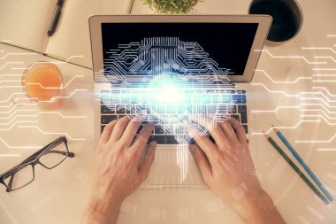 Bilgisayar klavyesinde ve beyin hologramı çizimlerinde insan elinin çifte pozu. Üst Manzara. Ai ve veri teknolojisi kavramı.