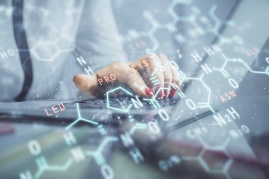 Bilgisayarda ve formüllü hologram çizimlerinde kadın elinin çifte pozu. Eğitim kavramı.