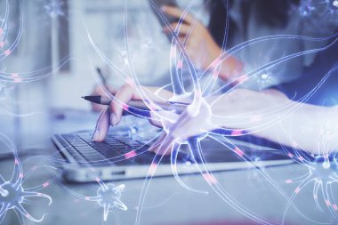 Kadın elinin bilgisayarda ve nöron çizimlerinde çifte pozlama. Eğitim kavramı.