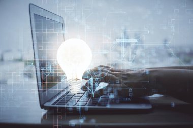 Bilgisayarda yazı yazan ve ampul çizen bir kadının ellerine iki kez maruz kalmış. Fikir kavramı.