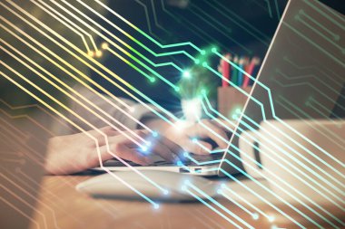 Bilgisayar ve veri temalı hologram çizimlerinde çalışan kadın elleri çift pozlama. Teknoloji kavramı.