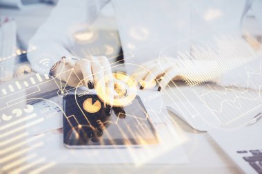 Teknoloji ikonu hologramına çift pozlama ve mobil cihaz kullanan bir kadın. Teknoloji konsepti.