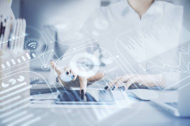 Teknoloji ikonu hologramına çift pozlama ve mobil cihaz kullanan bir kadın. Teknoloji konsepti.