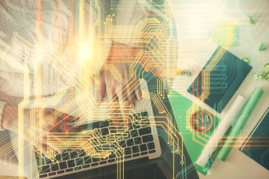 Bilgisayar ve dünya haritası çizimleri üzerinde çalışan kadın elleri çift pozlama. Üst Manzara. Uluslararası iş kavramı.