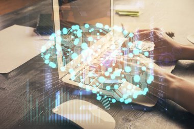 Bilgisayar ve beyin hologramı çizimleri üzerinde çalışan çok sayıda kadın eli var. Ai kavramı.