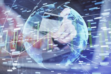 Elinde kredi kartı ve internet temalı bir çizim olan bir adamın ellerine iki kez maruz kalmış. Dijital fintech ve E-ticaret kavramı.