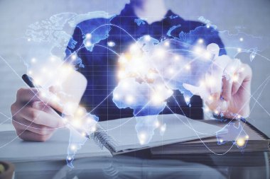 Elinde kredi kartı ve internet temalı bir çizim olan bir adamın ellerine iki kez maruz kalmış. Dijital fintech ve E-ticaret kavramı.