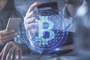 Bir kredi kartı ve kripto temalı hologram çizimi tutan kadın ve erkeğin online alışverişine iki kez maruz kalıyorlar. Engelleme zinciri ve E-ticaret çevrimiçi ücret kavramı.