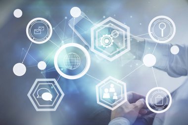 Bir adamın elini tutarken ve telefon ve sosyal ağ teması kullanırken çift pozlama.