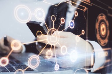 Bir adamın elini tutarken ve telefon ve sosyal ağ teması kullanırken çift pozlama.