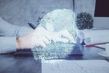 Dijital bir cihaz ve parmak izi hologramı kullanarak insanın elini tutarken çift pozlama. Güvenlik kavramı.