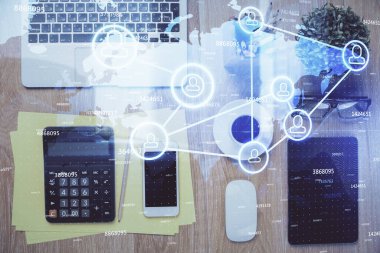 Sosyal ağ temalı çizimlerin telefon üzerinden çifte pozlandırılması. Üst Manzara. Kavram bağlayan insanlar.