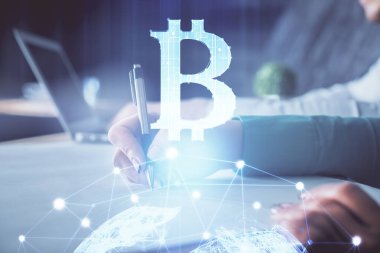 Arka planda not alan insanlar üzerine çizim yaparak engelleme temasının çifte pozlandırılması. Kripto para birimi kavramı