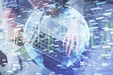 Kadın ve erkeğin birlikte çalışması ve iş temalı hologram çizimi. Bilgisayar arkaplanı. Üst Görünüm.