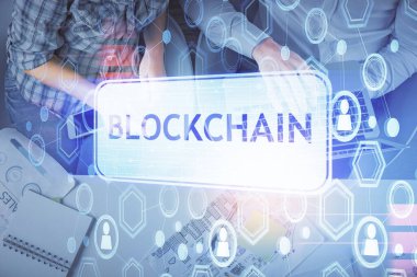 Kadın ve erkeğin birlikte çalışırken çift pozlama ve şifreli hologram çizimi. Bilgisayar arkaplanı. Blockchain konsepti. Üst Görünüm.