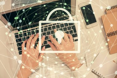 Bilgisayarda çalışan ve hologram çizimlerini kilitleyen kadın elleri çift pozlama. Üst Manzara. Güvenlik kavramı.