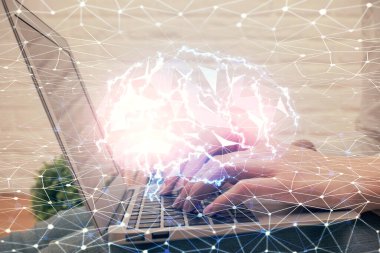 Bilgisayar ve beyin hologramı çizimleri üzerinde çalışan çok sayıda kadın eli var. Ai kavramı.