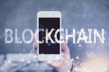 Bir adamın elini tutarken ve telefon ve kripto para birimi engelleme teması kullanırken çift pozlama.