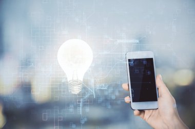 Ampul hologramına çift pozlama ve mobil cihaz kullanan bir kadın. Fikir kavramı.